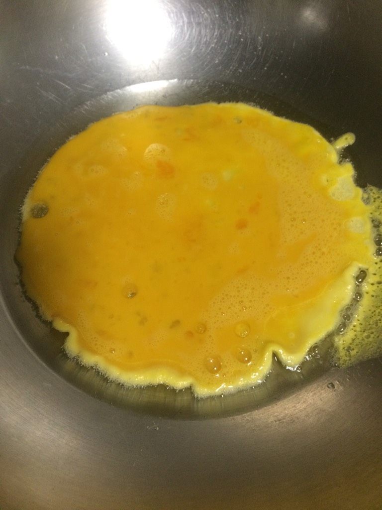 莴笋木耳炒蛋,如图起油锅，至6分热下鸭蛋液，略微凝固后用铲子翻炒，至蛋液全部呈固体状，盛入碗中备用；