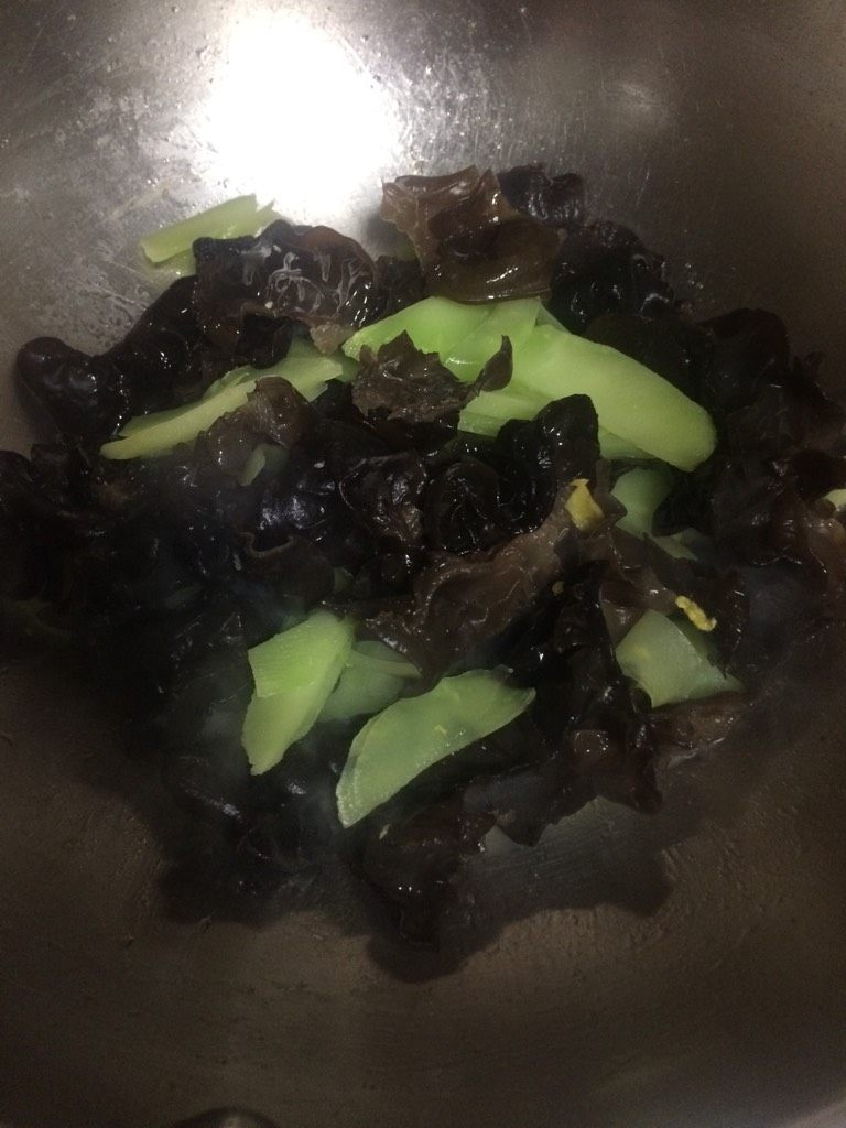 莴笋木耳炒蛋,如图至莴笋片全部呈透明色时下木耳，翻炒几下后加入半碗高汤（清水也可以）焖煮5分钟左右；