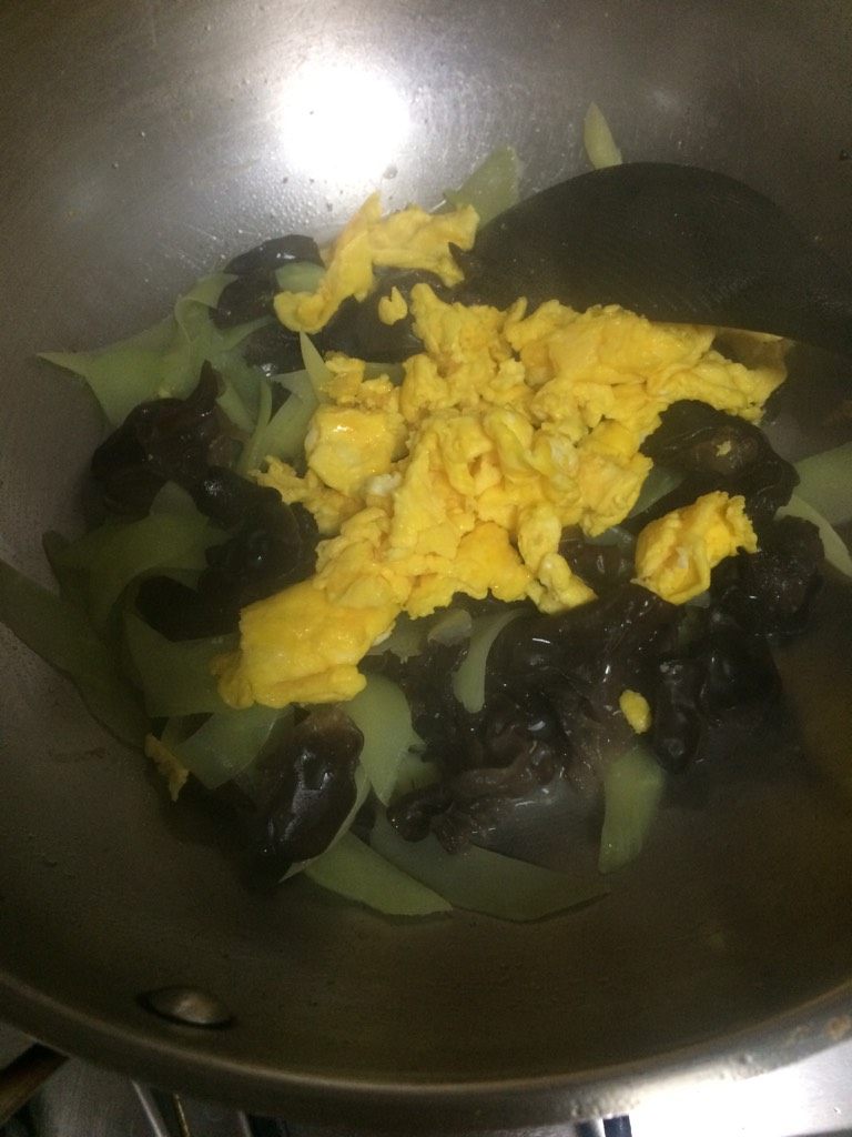 莴笋木耳炒蛋,如图倒入蛋再翻炒几下就可以出锅了；