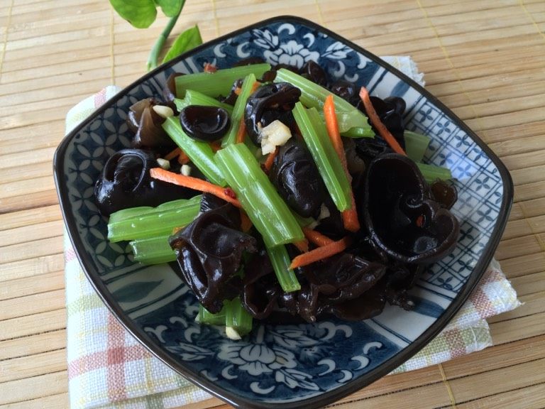 黑木耳拌芹菜