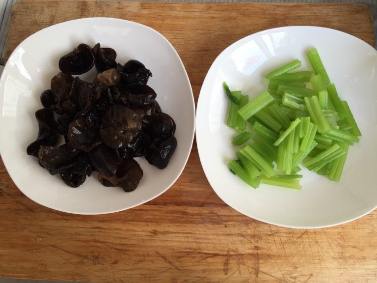 黑木耳拌芹菜,如图 <a style='color:red;display:inline-block;' href='/shicai/ 136'>黑木耳</a>前一晚用温水泡发，洗净摘成小块，<a style='color:red;display:inline-block;' href='/shicai/ 125'>芹菜</a>洗净切段，木耳<a style='color:red;display:inline-block;' href='/shicai/ 125'>芹菜</a>用热水罩一下，凉水过凉。