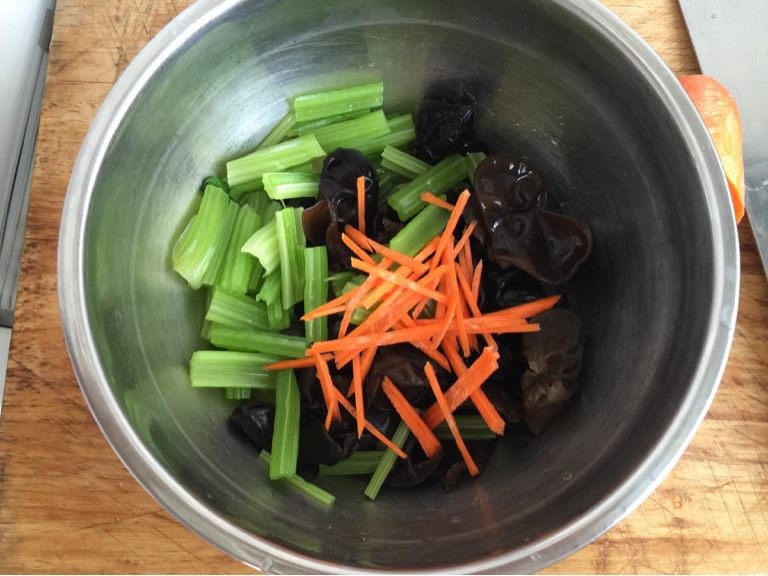 黑木耳拌芹菜,如图 <a style='color:red;display:inline-block;' href='/shicai/ 25'>胡萝卜</a>切成细丝和芹菜黑木耳一起放入小盆里。