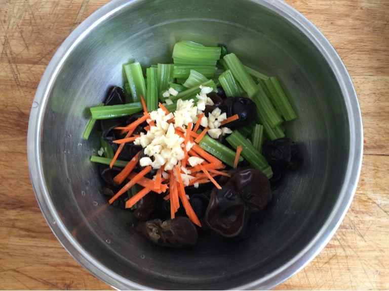 黑木耳拌芹菜,如图 <a style='color:red;display:inline-block;' href='/shicai/ 2794'>大蒜</a>拍碎切成细末放入盆里。