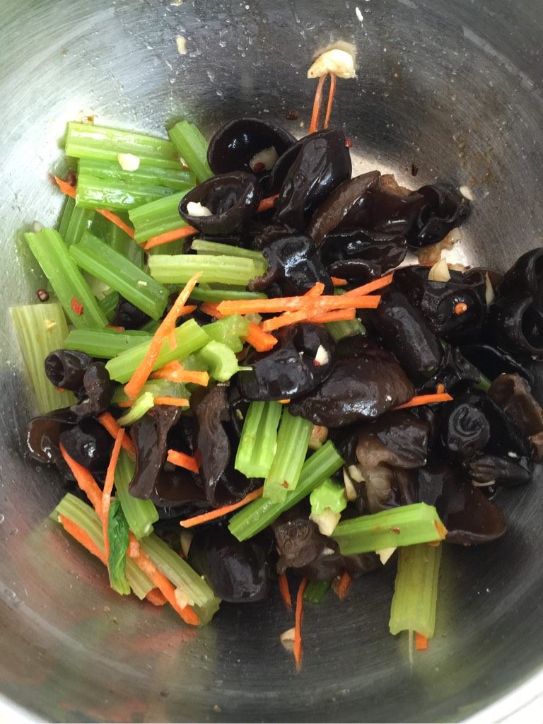 黑木耳拌芹菜,如图 加入适量盐、<a style='color:red;display:inline-block;' href='/shicai/ 756'>鸡精</a>、醋、<a style='color:red;display:inline-block;' href='/shicai/ 3729'>白糖</a>、<a style='color:red;display:inline-block;' href='/shicai/ 852'>辣椒油</a>拌匀即可。