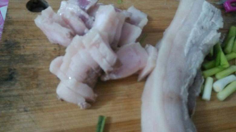 芹菜豆腐干炒肉,煮熟的五花肉切片【我买的五花肉太肥了】