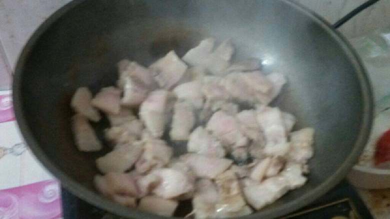 芹菜豆腐干炒肉,热锅放一点点油，放入五花肉