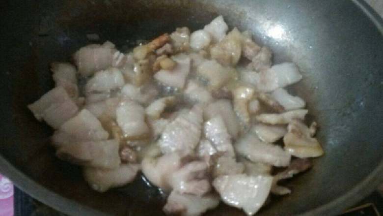 芹菜豆腐干炒肉,把五花肉炸出油，炸焦焦的比较好吃。