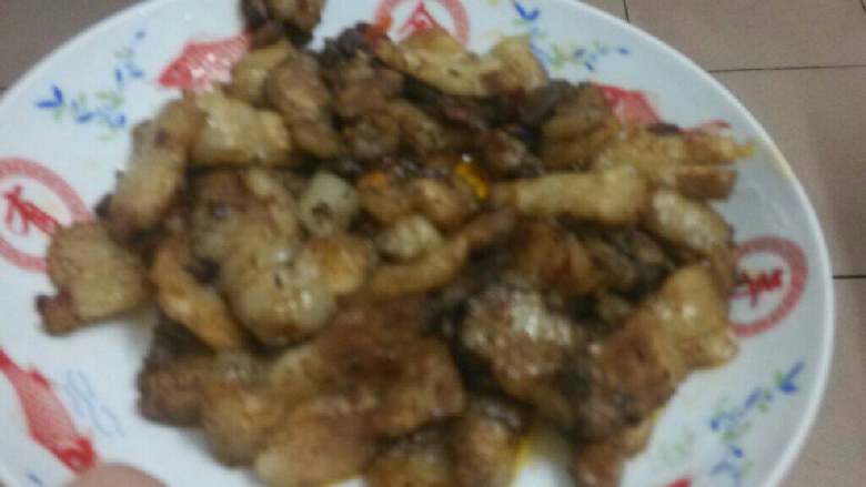 芹菜豆腐干炒肉,把五花肉捞起装盘