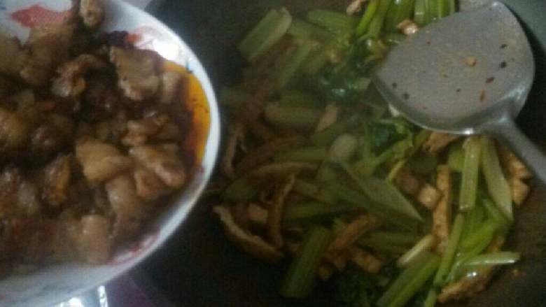 芹菜豆腐干炒肉,再加入刚刚捞起炒好的五花肉
