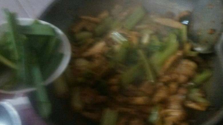 芹菜豆腐干炒肉,加入蒜苗叶翻炒，