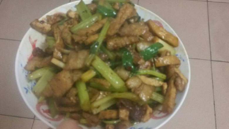 芹菜豆腐干炒肉,好美味的家常菜，别看步骤多，其实很简单的。