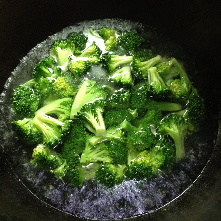 蒜蓉西兰花,锅里放水加点油和盐，水烧开放入西兰花焯烫后捞出