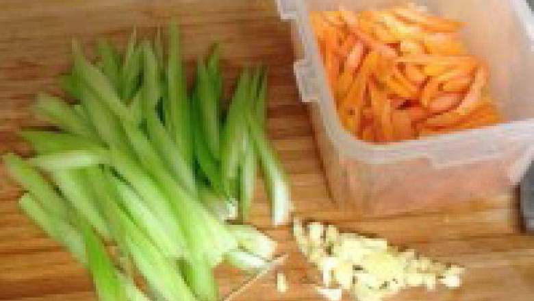 香辣芹菜,<a style='color:red;display:inline-block;' href='/shicai/ 125'>芹菜</a>、<a style='color:red;display:inline-block;' href='/shicai/ 25'>胡萝卜</a>切丝。<a style='color:red;display:inline-block;' href='/shicai/ 25'>胡萝卜</a>因为不容易炒熟，先放微波炉叮3分钟左右