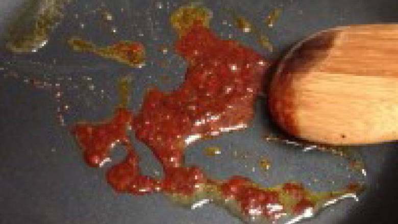 香辣芹菜,锅烧热，放<a style='color:red;display:inline-block;' href='/shicai/ 4642'>蒜蓉辣椒酱</a>，小火煸炒出香味