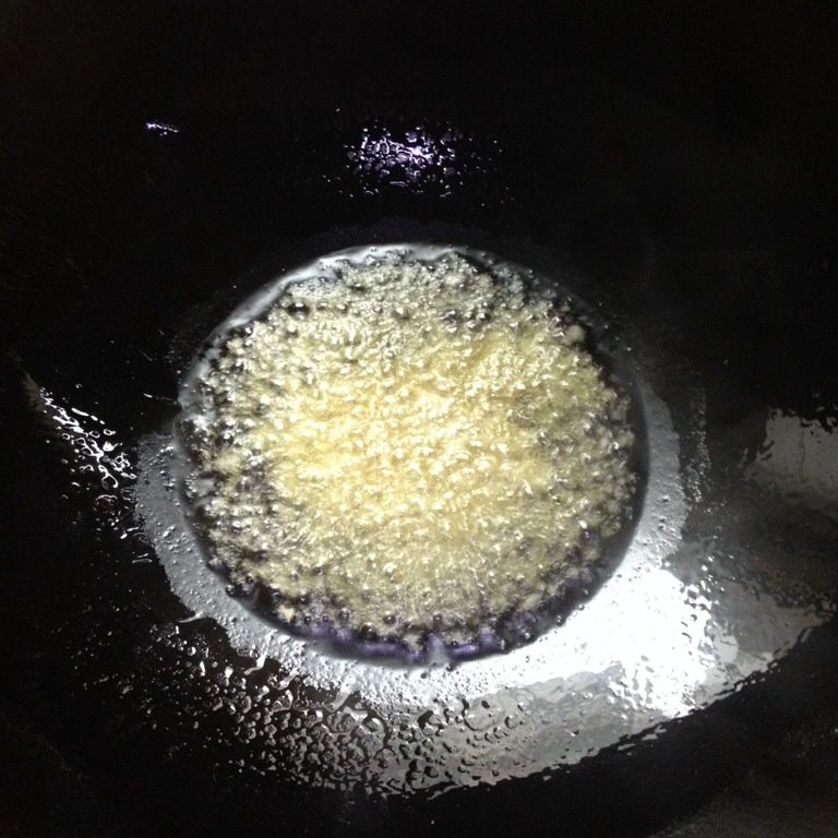 蒜蓉西兰花,锅里倒油，油热后放入蒜蓉炒香