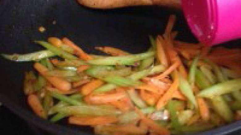 香辣芹菜,放叮得半熟的胡萝卜，加<a style='color:red;display:inline-block;' href='/shicai/ 721'>蚝油</a>翻炒至段生，出锅前淋入<a style='color:red;display:inline-block;' href='/shicai/ 847'>香油</a>即可