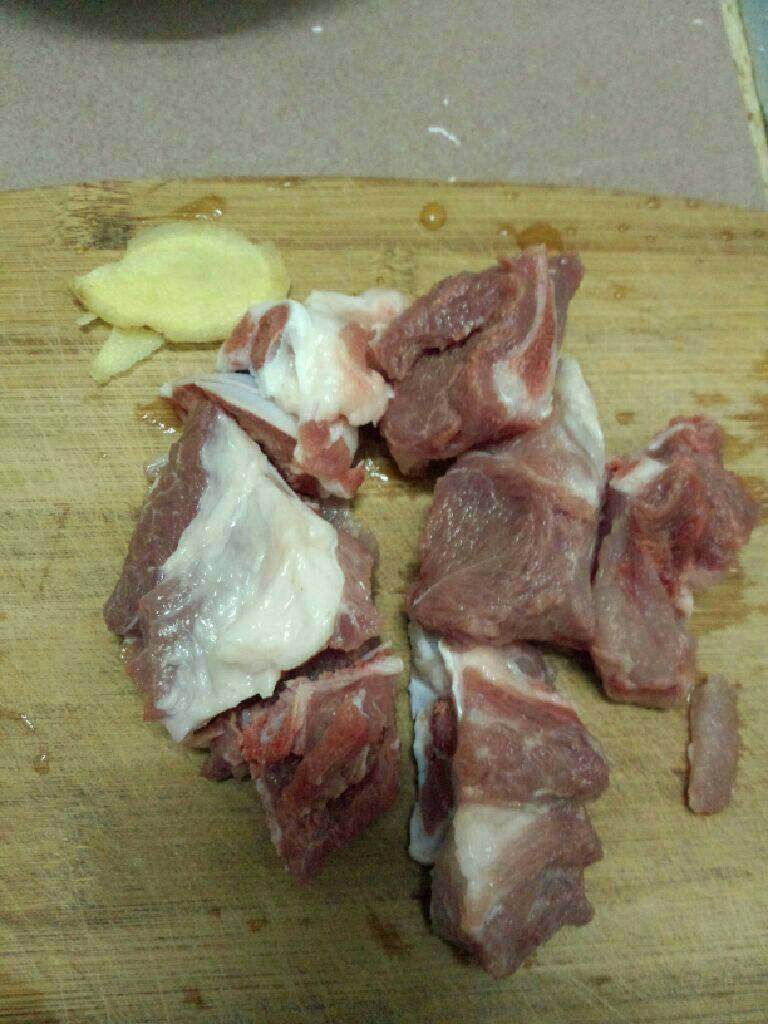 懒人煲,扇骨洗干净  <a style='color:red;display:inline-block;' href='/shicai/ 37'>姜</a>切片待用