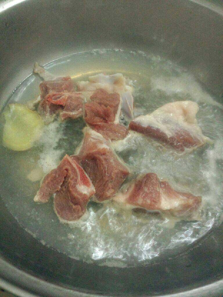 懒人煲,锅加水  烧开把备好的骨头和姜一起放入锅过掉水