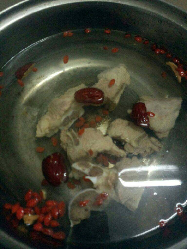 懒人煲,过好后  把水倒掉  骨头洗干净 锅加水在放入骨头 枣红  <a style='color:red;display:inline-block;' href='/shicai/ 673'>枸杞</a>一起煲