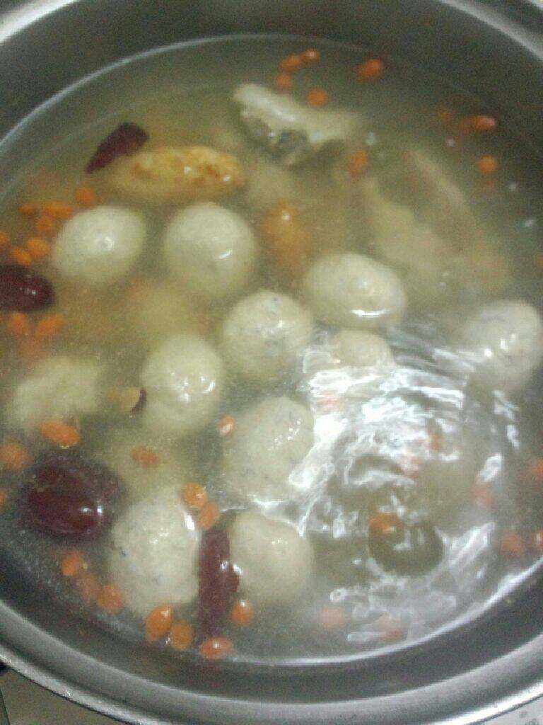 懒人煲,煲至有半小时左右在把备好的丸子放入煲