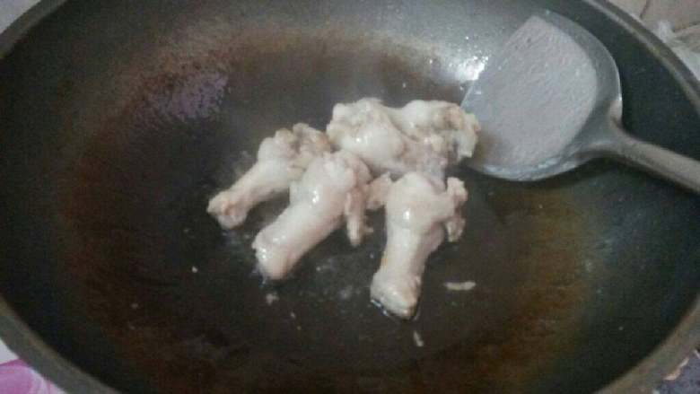 咖喱鸡腿饭,热锅放油放入鸡腿炸金黄，