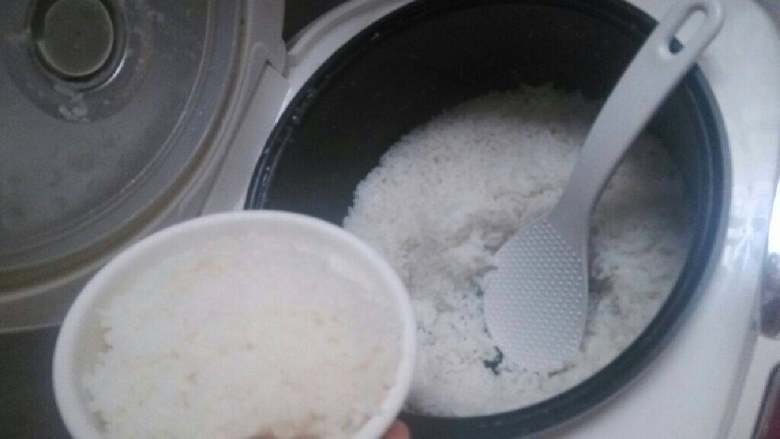 咖喱鸡腿饭,米饭煮好了，装碗