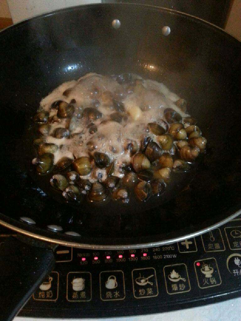 鱼露炒蚬子,锅中倒少许油，放入姜蒜爆香。下蚬子翻炒一下，倒入<a style='color:red;display:inline-block;' href='/shicai/ 714'>鱼露</a>煮开，最后下一小勺<a style='color:red;display:inline-block;' href='/shicai/ 717'>味精</a>煮开即可。