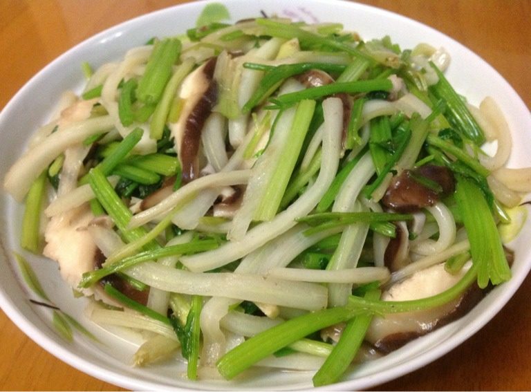 芹菜炒白菜帮丝