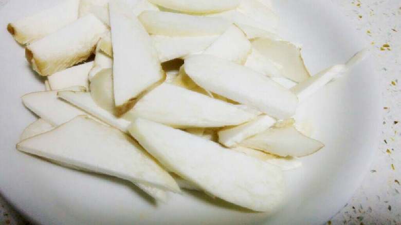 杏鲍菇炒青菜,<a style='color:red;display:inline-block;' href='/shicai/ 238'>杏鲍菇</a>洗净后切片。