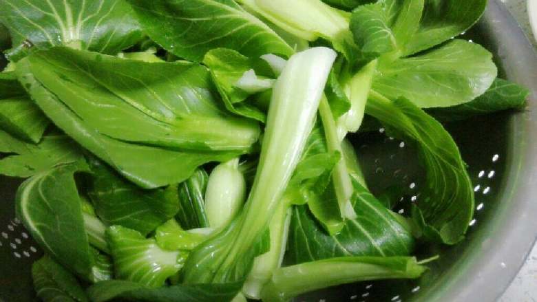 杏鲍菇炒青菜,<a style='color:red;display:inline-block;' href='/shicai/ 3517'>青菜</a>一片片洗净后沥水备用。