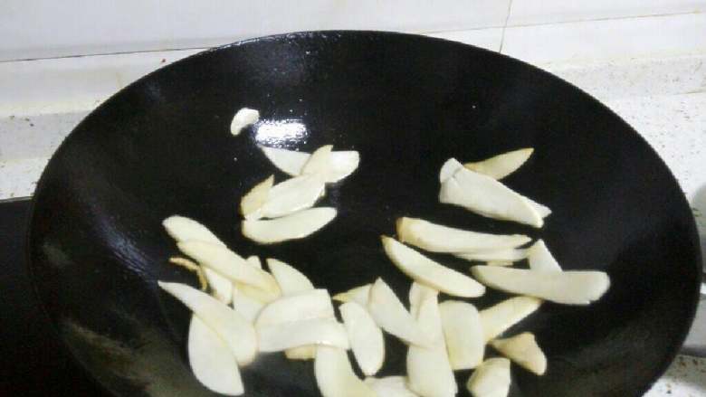 杏鲍菇炒青菜,热锅倒入适量油，烧热后放入杏鲍菇翻炒。