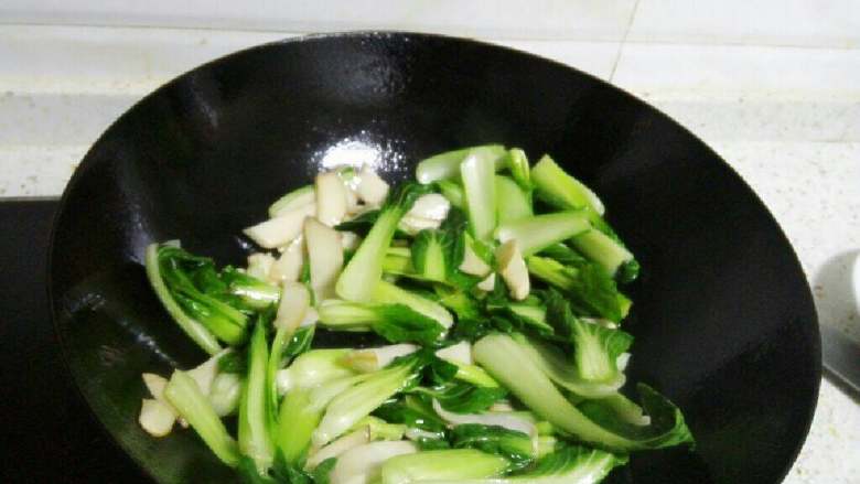 杏鲍菇炒青菜,待杏鲍菇变软炒熟倒入青菜翻炒两分钟，加入适量盐味几粒鸡精出锅。
