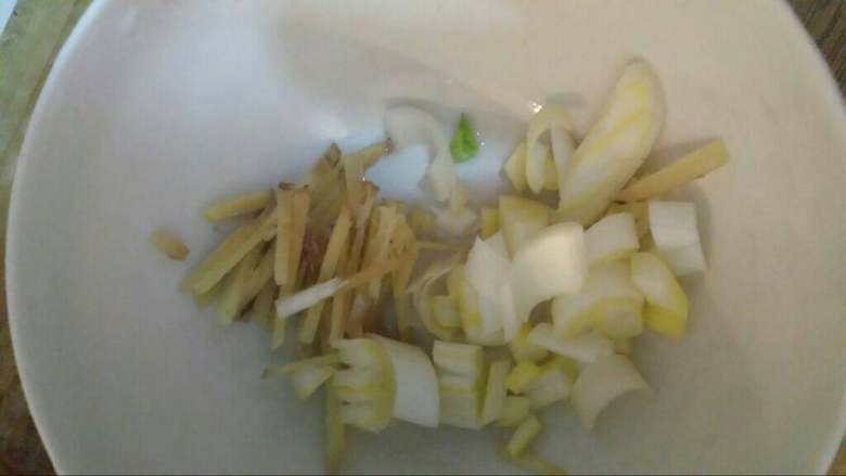 青菜蘑菇,2烧热锅待火8成热放入辣椒接着是葱姜