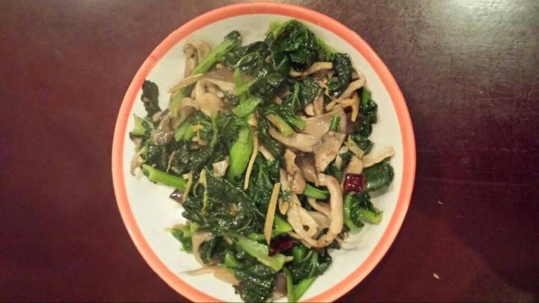 青菜蘑菇,4-接着放入盐鸡精调味。盛出装盘