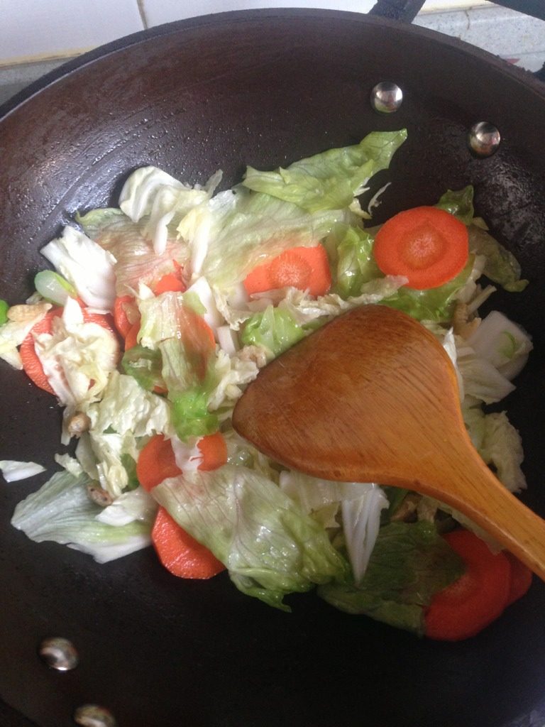 汤年糕,热油炒菜，如图