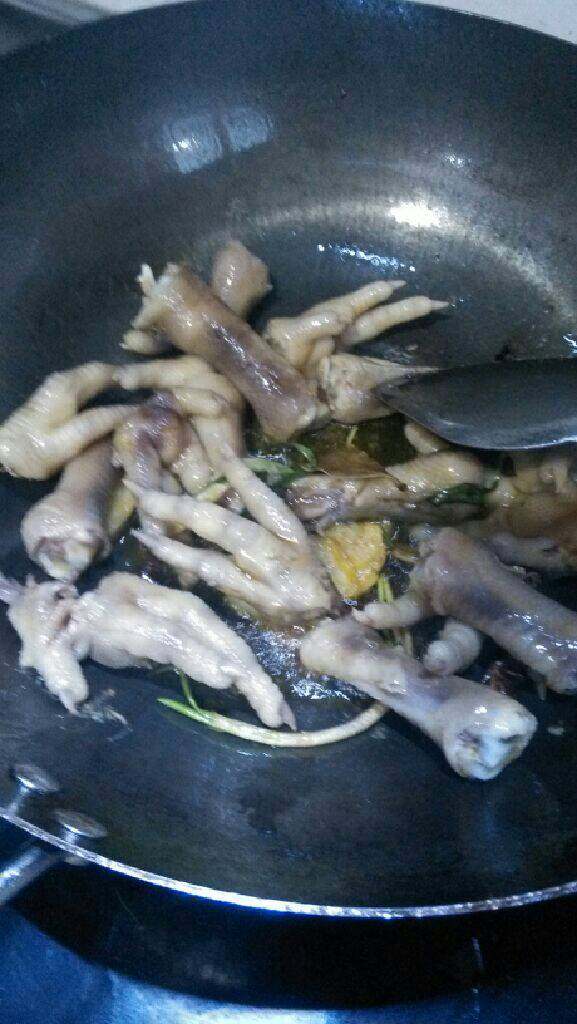 红烧鸡爪。,锅烧热倒入油，油热后下姜片，葱段，<a style='color:red;display:inline-block;' href='/shicai/ 695'>八角</a>和<a style='color:red;display:inline-block;' href='/shicai/ 741'>香叶</a>炒出香味，倒入鸡爪大火翻炒，倒少许<a style='color:red;display:inline-block;' href='/shicai/ 718'>料酒</a>去腥