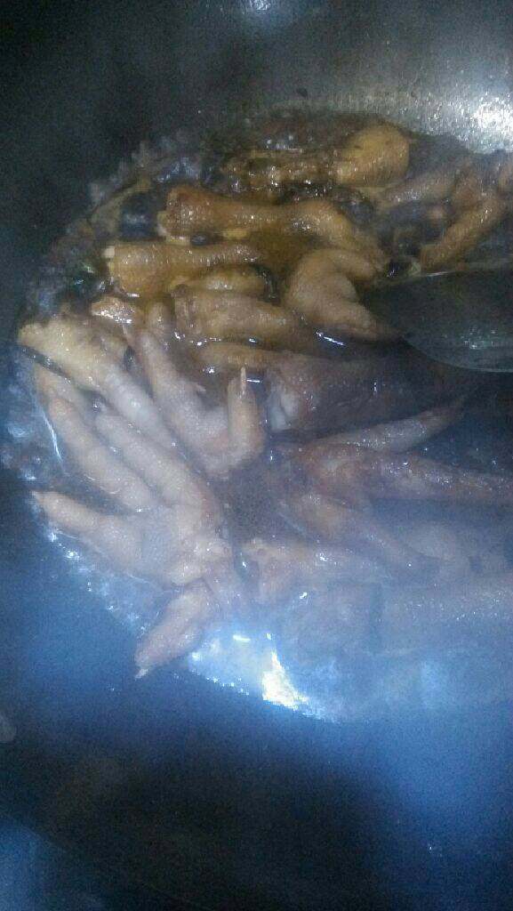 红烧鸡爪。,炒至鸡爪变得油亮之后倒入<a style='color:red;display:inline-block;' href='/shicai/ 762'>老抽</a>，翻炒至鸡爪都上色后倒入开水，没过鸡爪，加少许盐调味，大火烧开