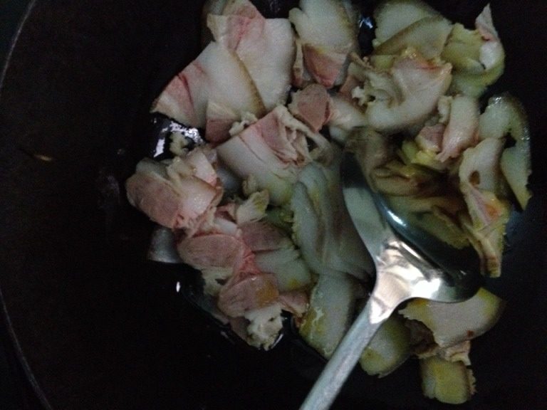 腊肉折耳根,如图<a style='color:red;display:inline-block;' href='/shicai/ 436'>腊肉</a>炒卷待用