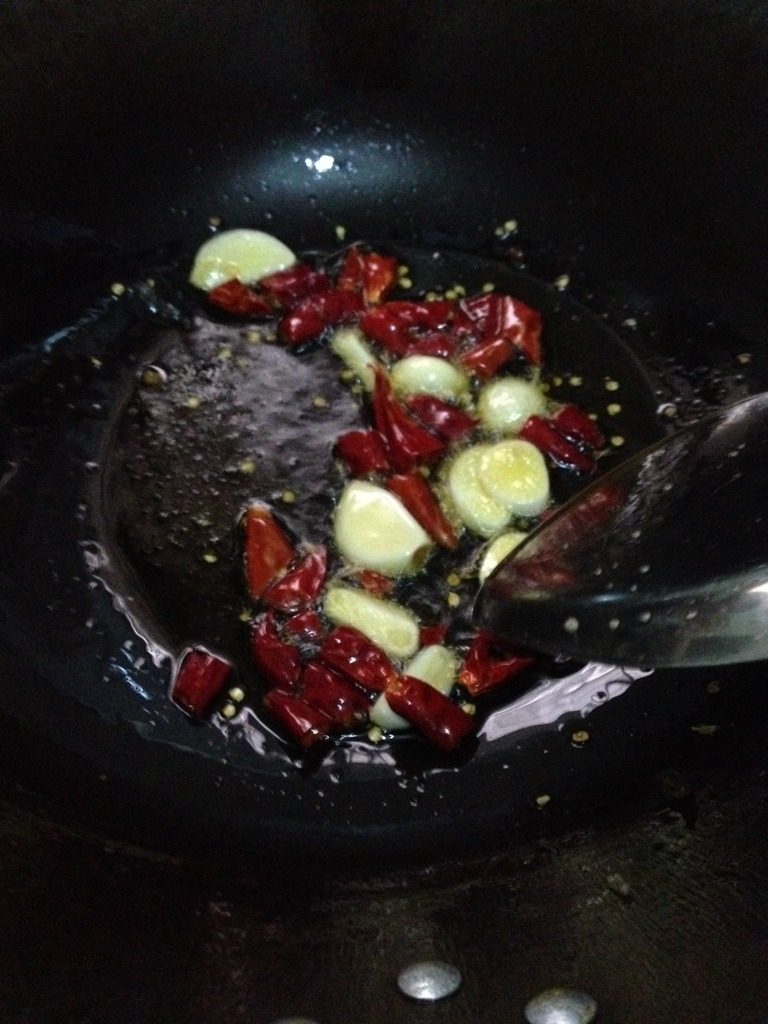 腊肉折耳根,如图<a style='color:red;display:inline-block;' href='/shicai/ 2794'>大蒜</a>和<a style='color:red;display:inline-block;' href='/shicai/ 62'>辣椒</a>炒香