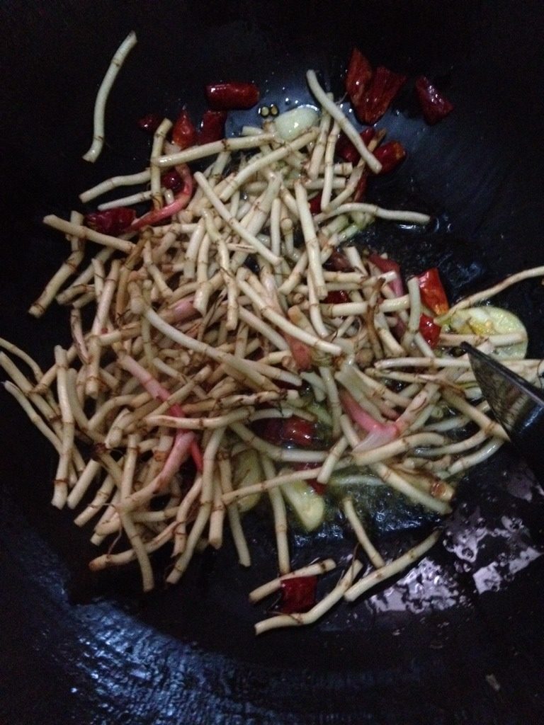 腊肉折耳根,如图放折耳根