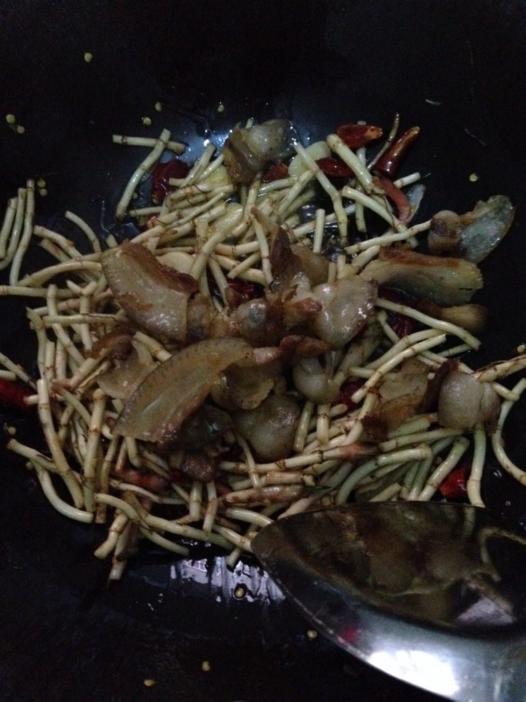 腊肉折耳根,如图折耳根炒好（不用炒太长时间）放腊肉炒香就放<a style='color:red;display:inline-block;' href='/shicai/ 3349'>蒜苗</a>