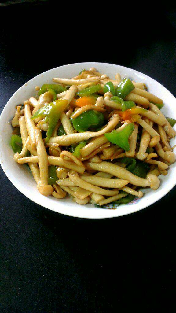 青椒炒鸡腿菇,盛盘即可*^_^*