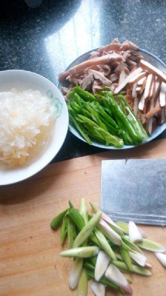 杂蔬炒猪肚,猪肚酱干切条，银耳泡发撕小块，青椒切丝，大蒜切段