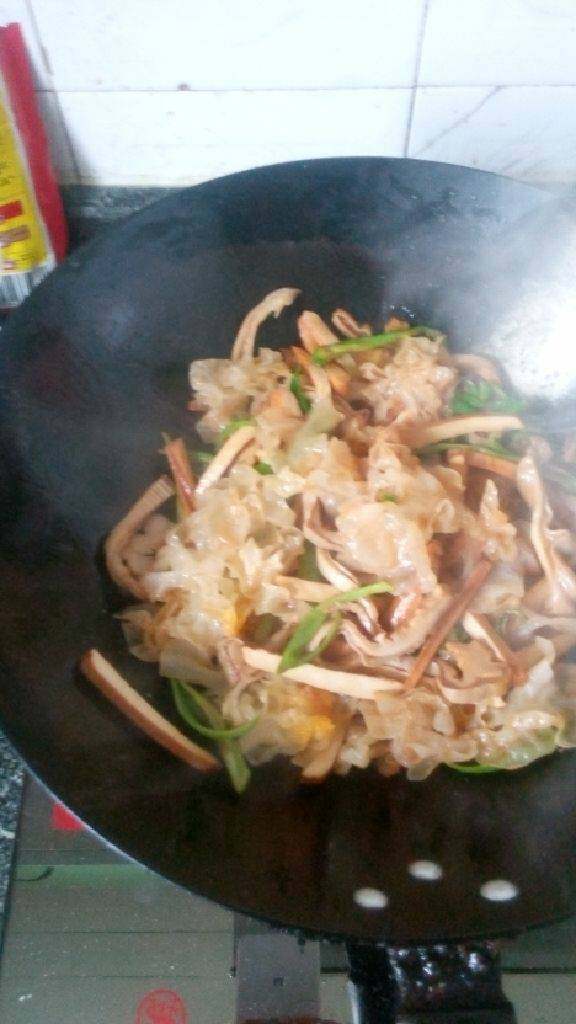 杂蔬炒猪肚,炒香下依次青椒，银耳，干子翻炒，加点酱油调色，放盐调味，最后下蒜段