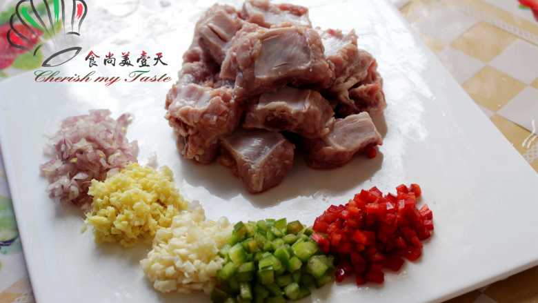 椒盐排骨,排骨炸制前吸干水,加入少许盐、胡椒粉、料酒、生粉拌下