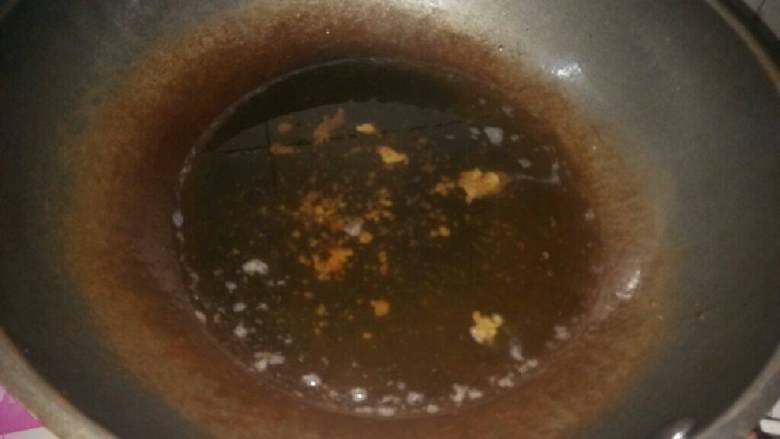 炸鸡腿,热锅放油烧热,要多一点油