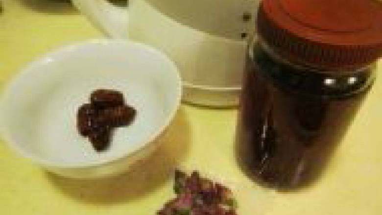 玫瑰花红枣蜂蜜茶,红枣3－4个、玫瑰花5朵、蜂蜜2－3茶匙