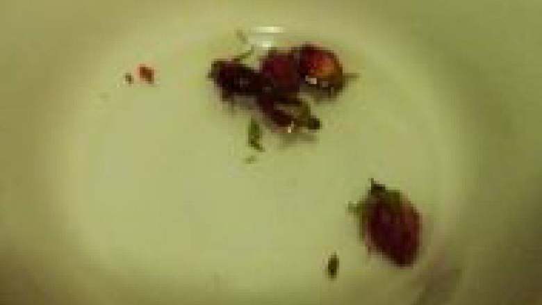 玫瑰花红枣蜂蜜茶,玫瑰花也冲洗一下捞起