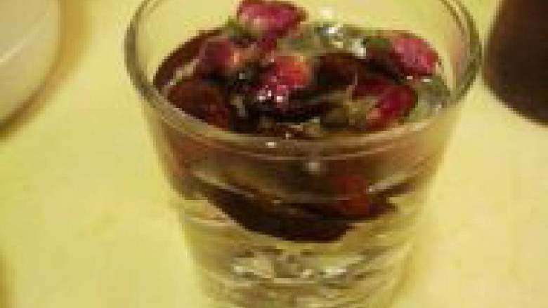 玫瑰花红枣蜂蜜茶,捞起的红枣和玫瑰花放入杯中，注入热水，加盖泡5分钟