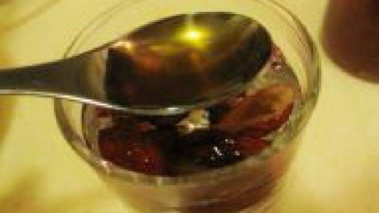 玫瑰花红枣蜂蜜茶,红枣玫瑰水放温了加入蜂蜜搅拌均匀即可